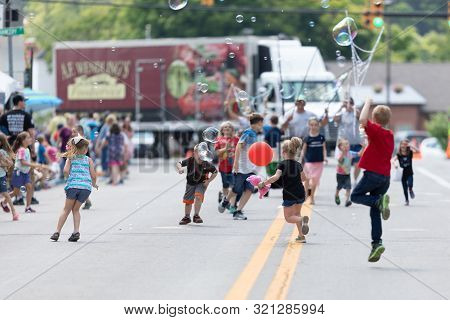 Buckhannon, West Virginia, Usa - May 18, 2019: Strawberry Festival, Man Creating Larg Bubbles For Ch