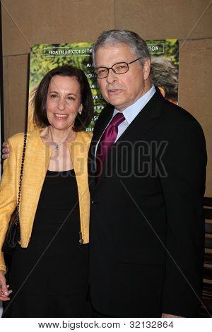 LOS ANGELES - APR 17: Meg Kasdan, Lawrence Kasdan přijíždí na premiéře 