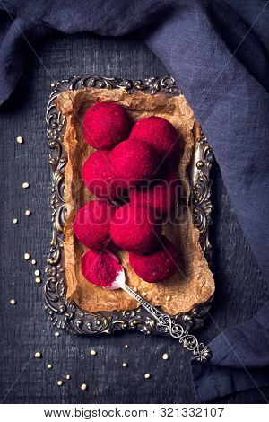 Energy balls with medjool dates, nuts and rasberry powder