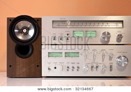 Closeup di VU-Meter analogico segnale elettronico