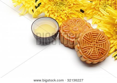 Mooncake a čaj, jídlo a pití pro čínské poloviny podzimní festival.