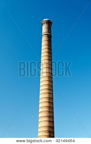 Gewerbliches Gemauerter Kamin gegen strahlend blauem Himmel.