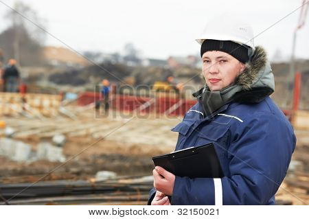 生成器驻地工程师在施工现场的温暖外衣