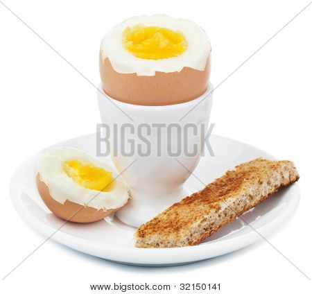 在 eggcup 被隔绝的水煮的蛋