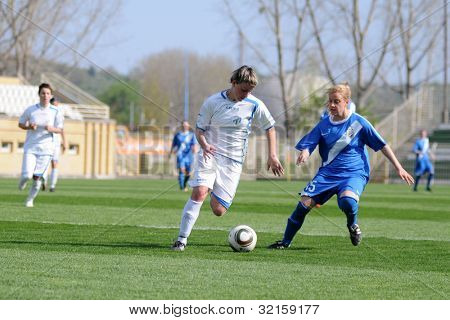 KAPOSVÁR, Hungria - 20 de abril: Não identificados jogadores em ação no Hungarian Cup Final mulheres futebol ga
