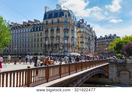 Paris, France - June 23, 2017: Walking Tourists On The Pont D Arcole (is A Bridge In Paris Over The 