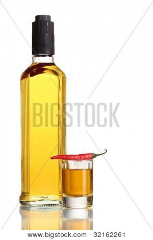 bouteille et verre de poivre rouge et vodka piment isolé on white
