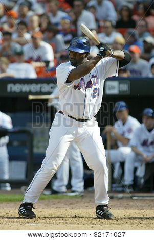 ニューヨーク - 5 月 20 日： ニューヨーク ・ メッツのカルロスデルガド #21 に対してニューヨーク ヤンクをヒットする準備