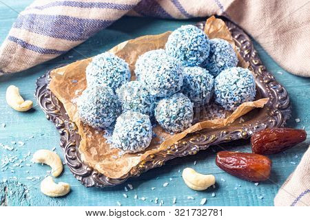 Energy balls with nuts, hemp hearts, blue spirulina and coconut