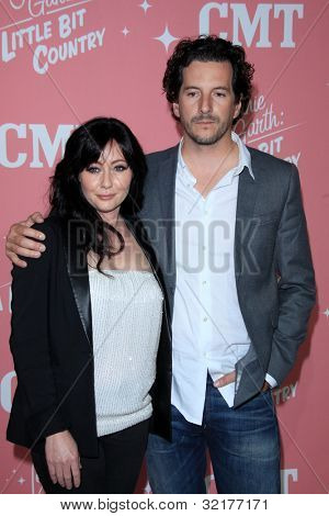 LOS ANGELES - Duben 19: Shannen Doherty, Kurt Iswarienko dorazí na Jennie Garth 40 narozeniny Celeb