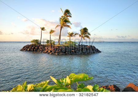 Einsame Insel mit Palmen und ein Kreuzfahrtschiff