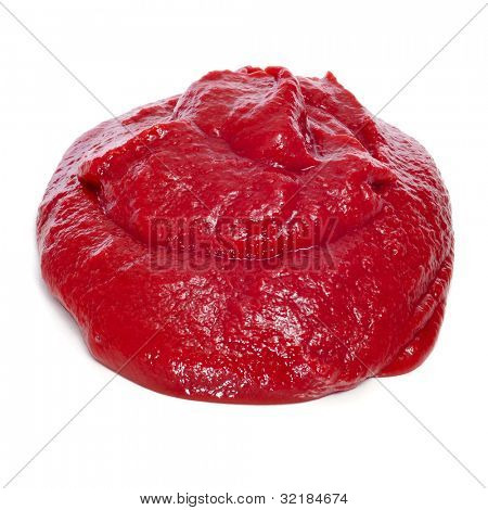 salsa di pomodoro su sfondo bianco