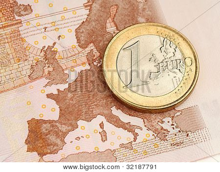 Yhden euron kolikko eurosetelin osoittaa Euroopan kartta
