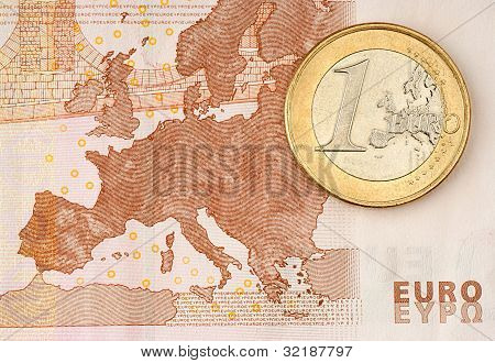 Yhden euron kolikko eurosetelin osoittaa Euroopan kartta