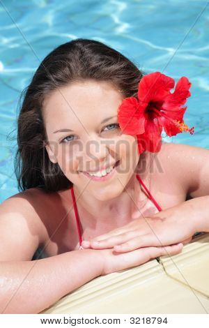 Teen pige i Swimming Pool