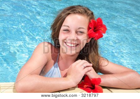 Smukke Teenage pige i Swimming Pool