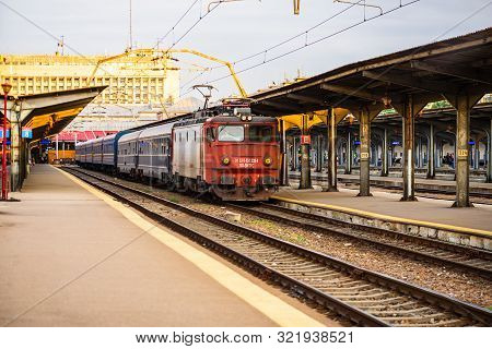 Trains On The Platform Of Bucharest North Railway Station (gara De Nord Bucuresti) In Bucharest, Rom
