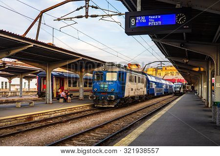 Trains On The Platform Of Bucharest North Railway Station (gara De Nord Bucuresti) In Bucharest, Rom