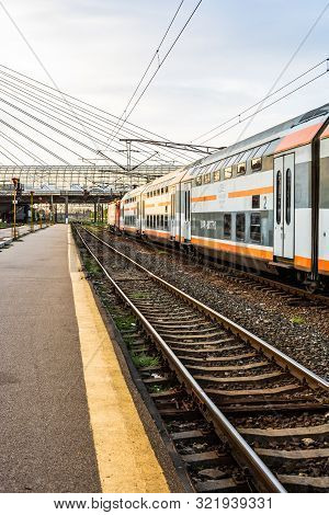 Trains On The Platform Of Bucharest North Railway Station (gara De Nord Bucuresti) In Bucharest, Rom