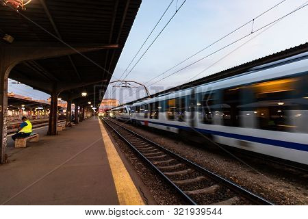 Trains On The Platform Of Bucharest North Railway Station (gara De Nord Bucuresti) In Bucharest, Rom