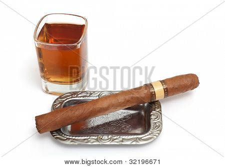 Цветное фото бокал коньяка и большой сигарой