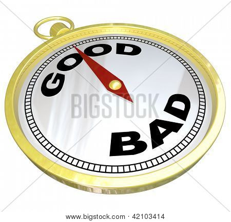 Uma bússola de ouro com as palavras boas e ruins com a agulha apontando para bom, significando que quali positivo