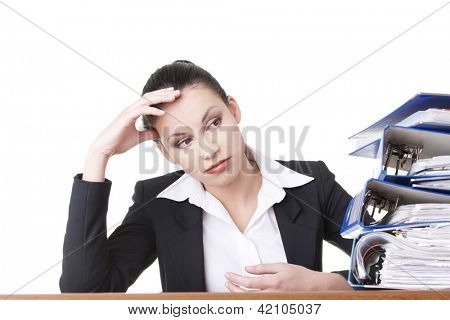 Donna triste con raccoglitore seduto alla scrivania. Stanco e donna d'affari exhousted.