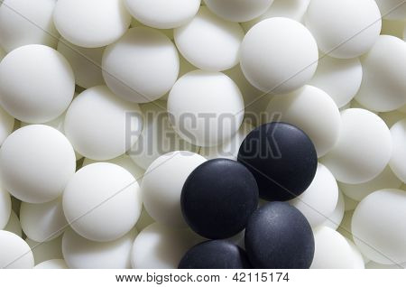 Algunas piedras negras ir en blanco unos