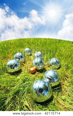 Шары бочче на зеленый. Крупным планом с мелкой dof.