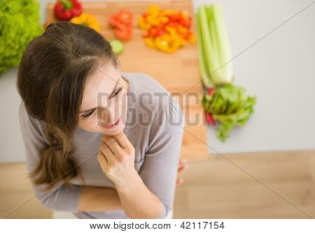 부엌에서 사려깊은 젊은 여자의 초상화