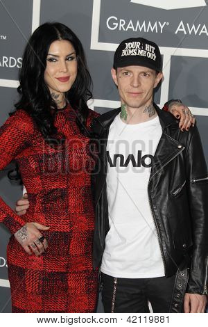 LOS ANGELES - FEB 10: Kat Von D, Mann kommen bei den 55th Annual Grammy Awards an der Staples-Cen