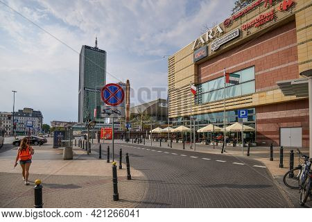 Warsaw. Poland - August 2015: Shopping Center, Tourists Near The Shopping Center. Advertising In The