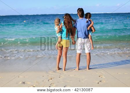 Giovane bella famiglia con due bambini in vacanza tropicale