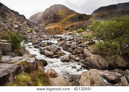 Vista del Tryfan alzando Ogwen cade In autunno autunno