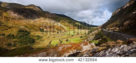 ดูจาก Ogwen ตามหุบเขา Ffrancon Nant ในอุทยานแห่งชาติ Snowdonia