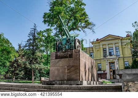 Kherson, Ukraine - July 22, 2020: Monument With A Howitzer On The City Square In Kherson. A Cannon O