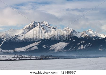 Pohled na horské vrcholy a sněhu v zimním období, Vysoké Tatry