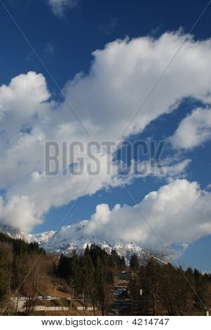 Berg und Wolken