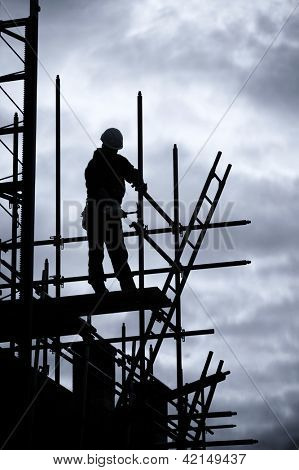 建設労働者の足場シルエット、青トーンダウン