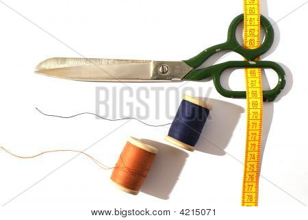 Makas ve bir ölçüm bandı