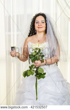 A Jewish Bride Stands In The Hall Before The Chuppa Ceremony With A Bouquet Of White Roses In Her Ha