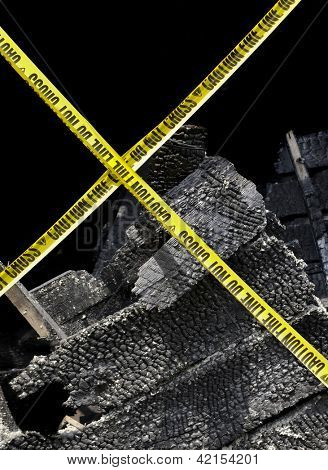 화재 피해와 노란색 주의 테이프와 가정