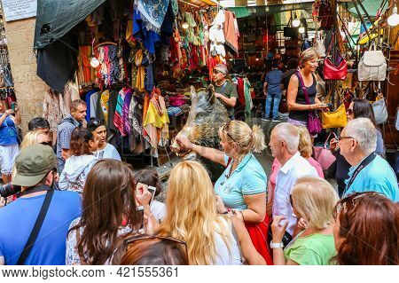 Florence, Italy - Circa September 2018. Tourist Visit One Of The Popular Monuments In Florence - Fon