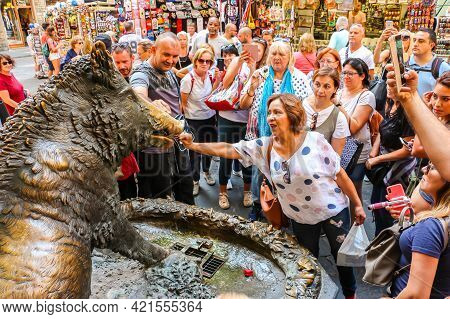 Florence, Italy - Circa September 2018. Tourist Visit One Of The Popular Monuments In Florence - Fon