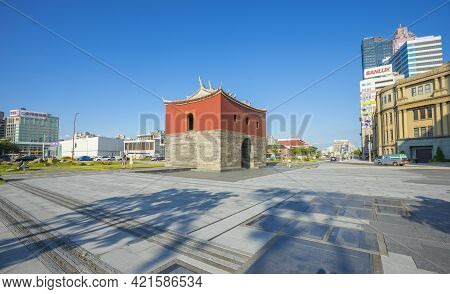 Taipei, Taiwan - Aug 8, 2018 : People Walking Around The North Gate(beimen) In Taipei, Taiwan On Aug