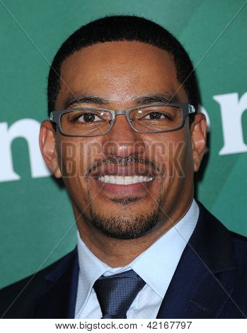 LOS ANGELES - JAN 06: Laz Alonso przybywa do 2013 TCA Winter Star NBC wszystkie się 06 stycznia 2013 r. i