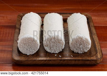 White Raw Rice Puttu/pittu_wooden Background