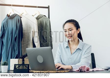 Young Asian Entrepreneurs Chatting With Customers At The Computer While Smiling.