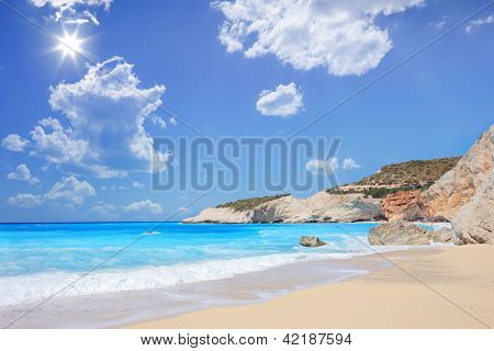 Spiaggia di Porto Katsiki in una giornata estiva, isola di Lefkada, Grecia