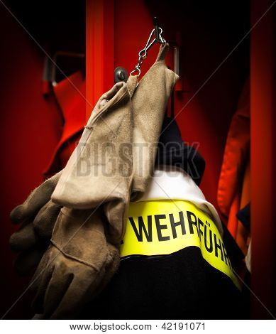 Departamento de bomberos de fuego jefe chaqueta con guantes refractarios